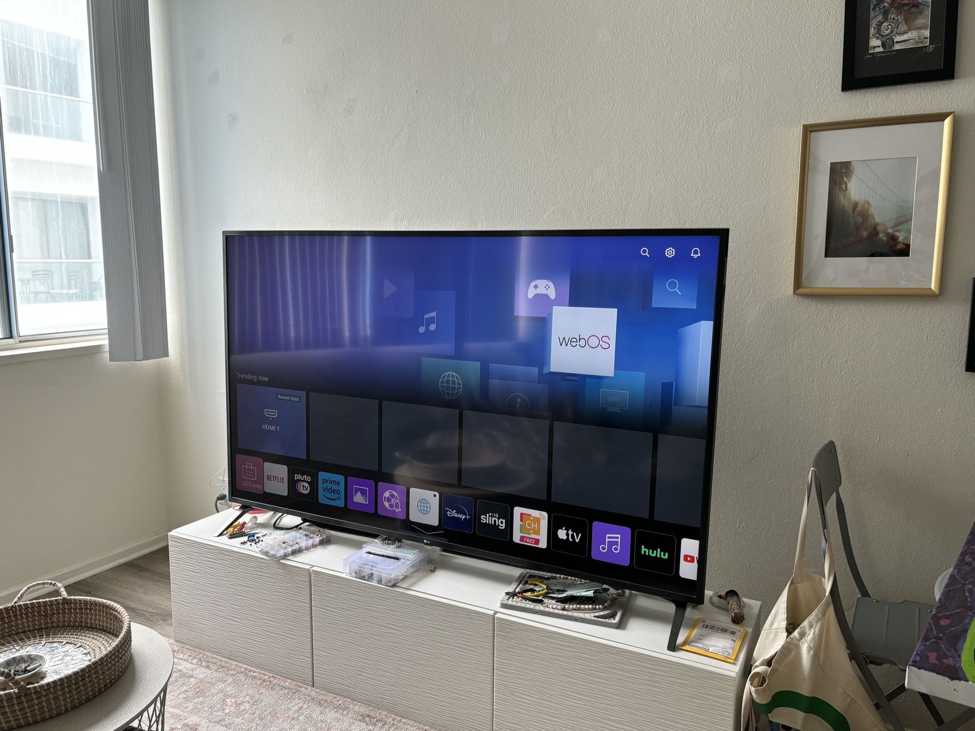 LG UHD TV 70”