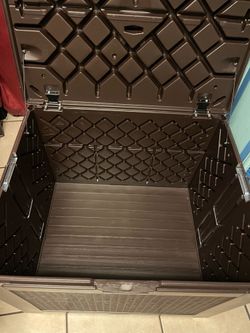 Rubbermaid 74 Gal. Medium Resin Deck Box