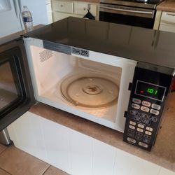 BELLA BLACK 0.9 CU FT 900-WATT COUNTER TOP MICROWAVE ,STILL IN GOOD CONDITION. 