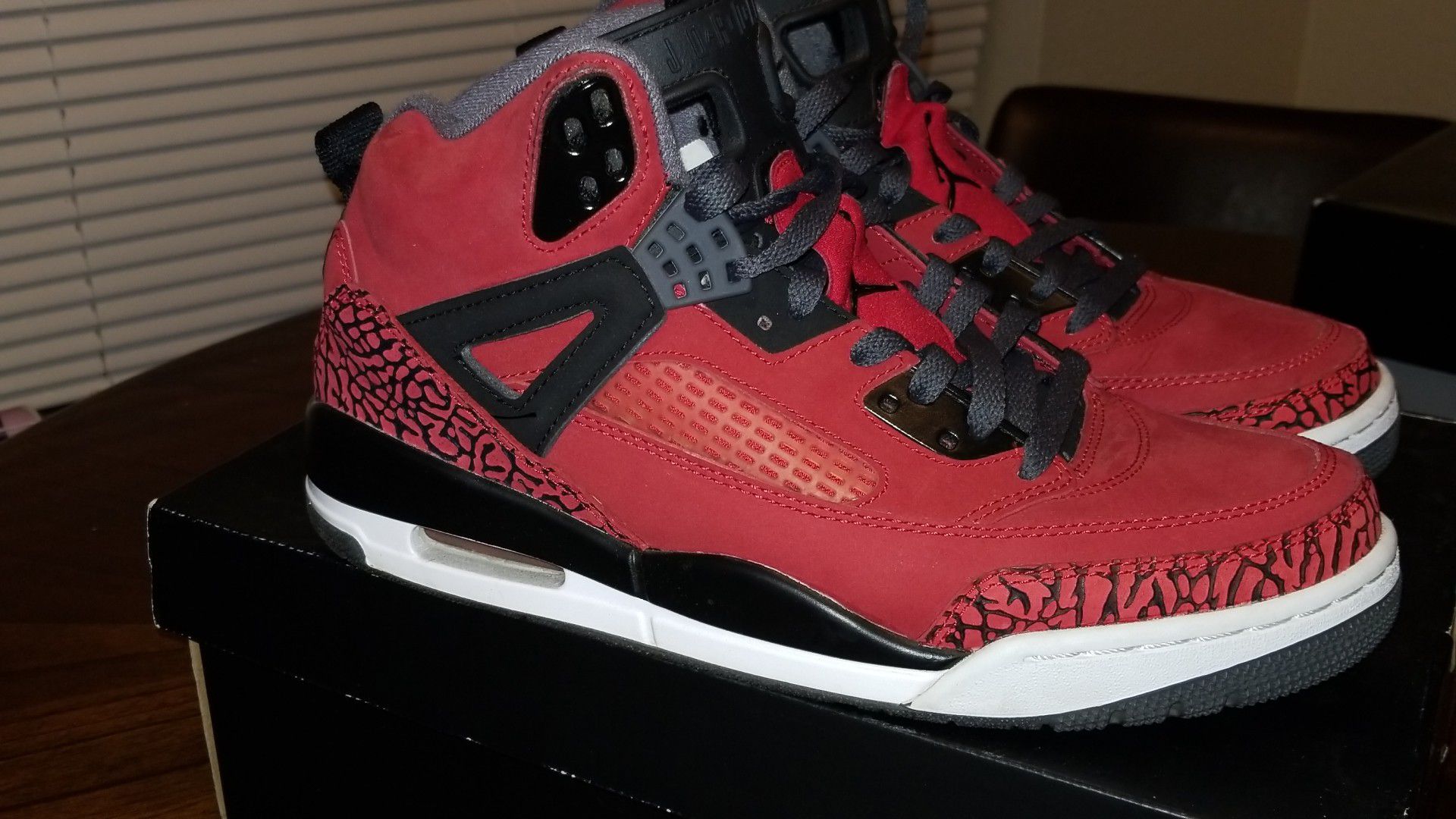 Jordan spizike like new 9 out of 10 condition in box size 9