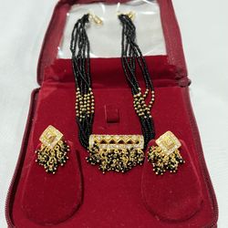Costume Jewelry set - Necklace with matching earrings- pierced 