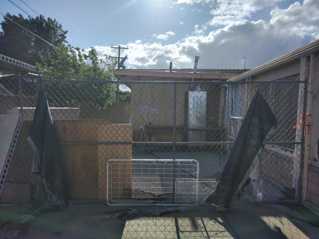 Gate