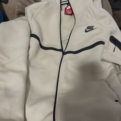 Nike Tech PLUS The Sweats !