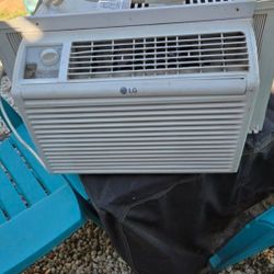 Air conditioner LG 5,000 Btu
Window good working condition 