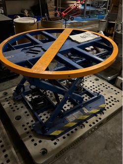 Spring actuated pallet carousel