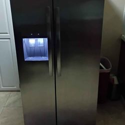 Like New Refrigerator 