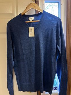 Men’s Size Small V-Neck Sweater
