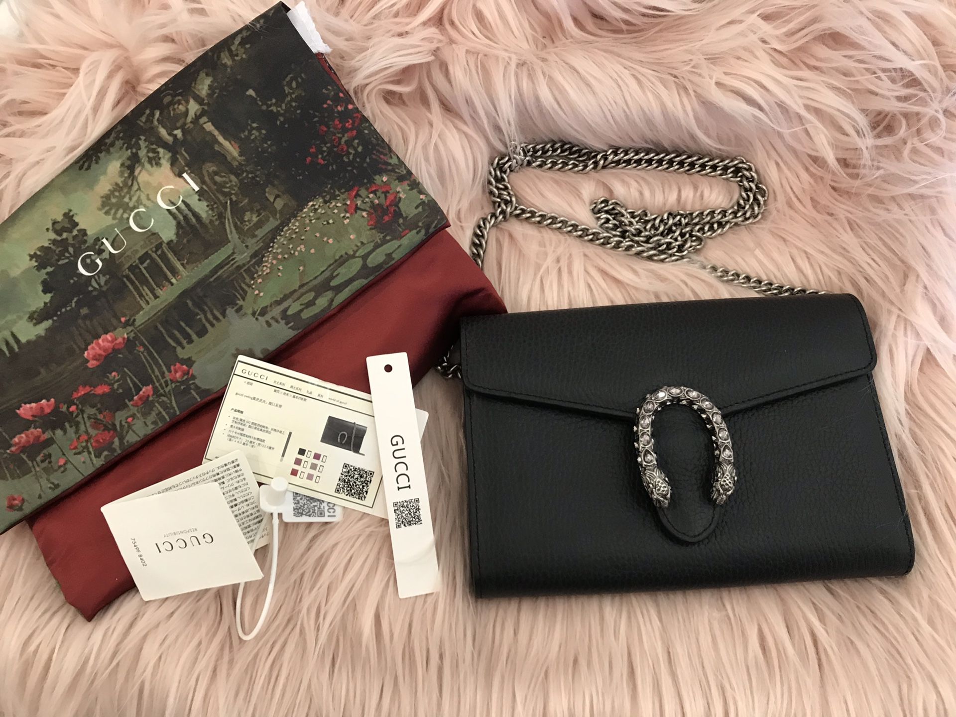 Gucci Dionysus wallet on chain
