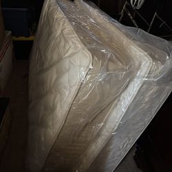 Tengo  estos 2 Twin latex y memory foam nuevos