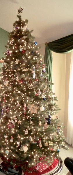 8’ Pre-lit Artificial Christmas Tree