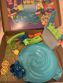 Hasbro Hydro Pods Dunk & Sunk Arena, Battle Toy with Dunk Tank & 2 Hydro Pods, Water Activated Collectible Toys for 6 Year Old Boys & Girls & Up
