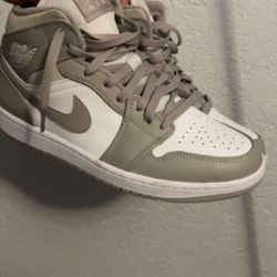 Jordan 1 Mid College Gray Size 9