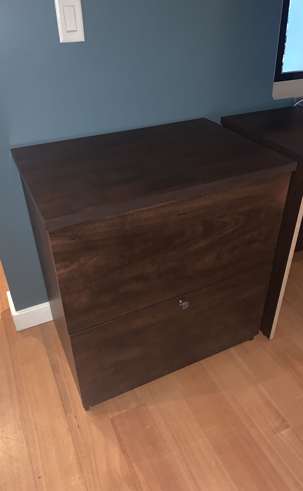 Filing cabinet with lock