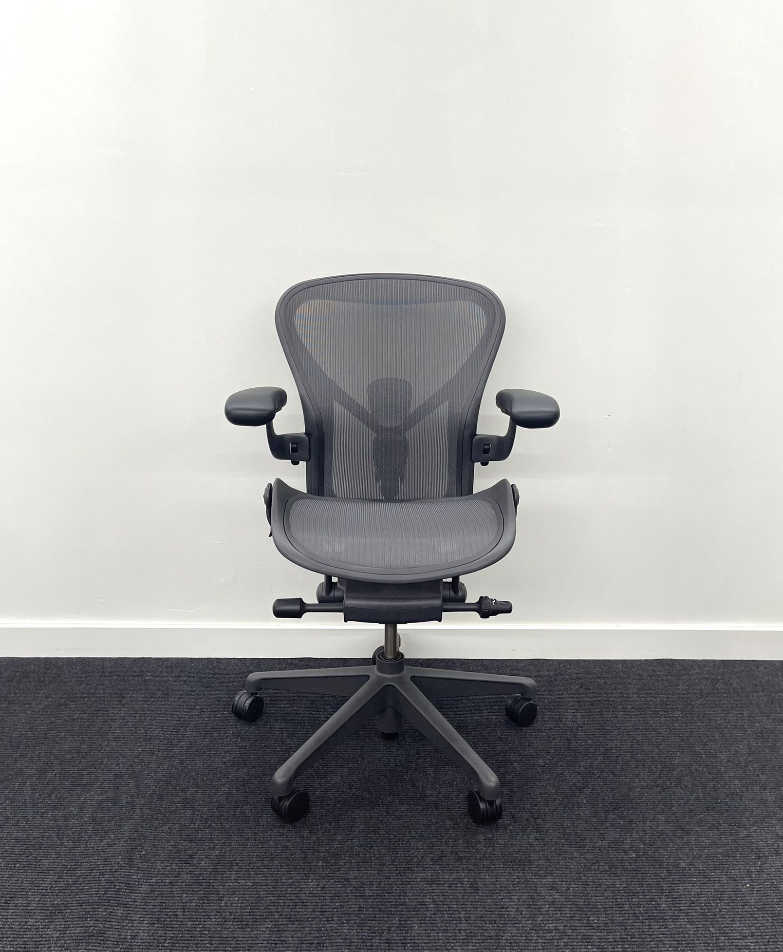 LIKE NEW HERMAN MILLER REMASTERED AERON CHAIR SIZE B FULLY LOADED WITH POSTURE FIT SL!