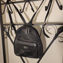 Perlina NY Backpack Purse  Black. BEAUTIFUL CONDITION AS YOU SEE ON PICTURES.

