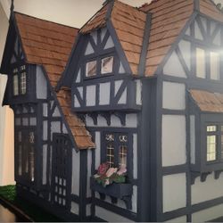 Dollhouse With Tree And Lights