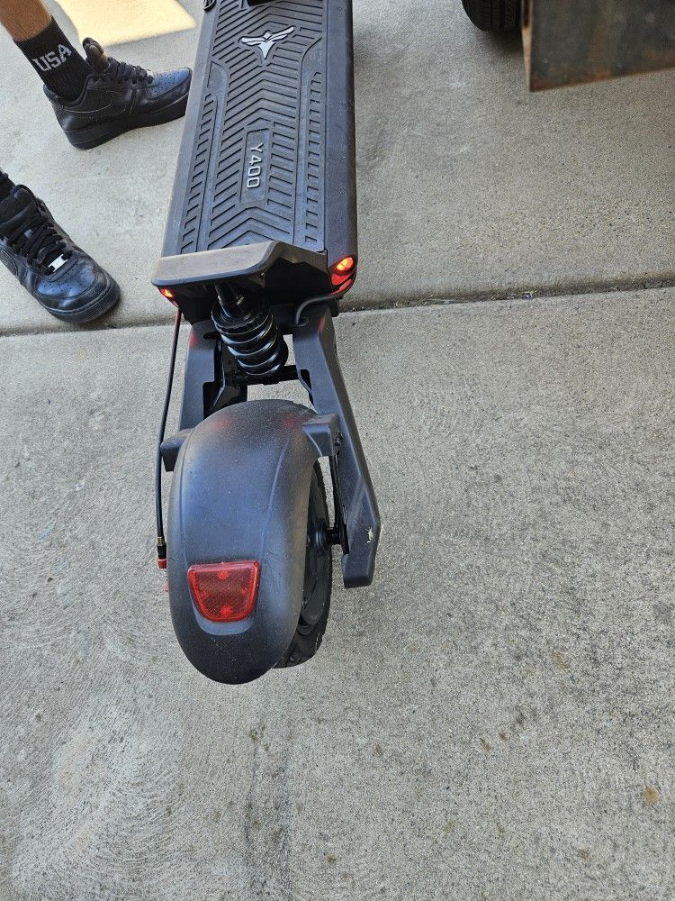 Electrical Scooter Practicly New 2hr Fully Charge 250 Lbs And Top Speed 40 Mph