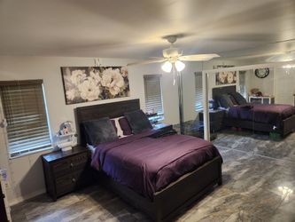 5 piece bedroom set in carol brown  wood  must go b4 Saturday  Queen size