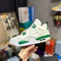 Nike SB x Jordan Air Jordan 4 "Pine Green" Limited Edition Mid-Height Retro Basketball Shoes, Men's and Women's， Green and White Color Scheme