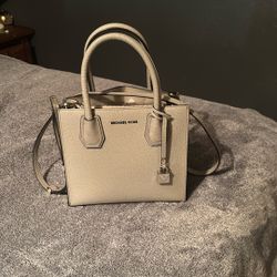 MICHAEL KORS Small Mercer Tote Crossbody Pearl Gray Pebbled Leather  Good Condición  Auténtic 