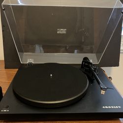 Crolsey C6B-BK Turntable & 33 rpm Record Collection 