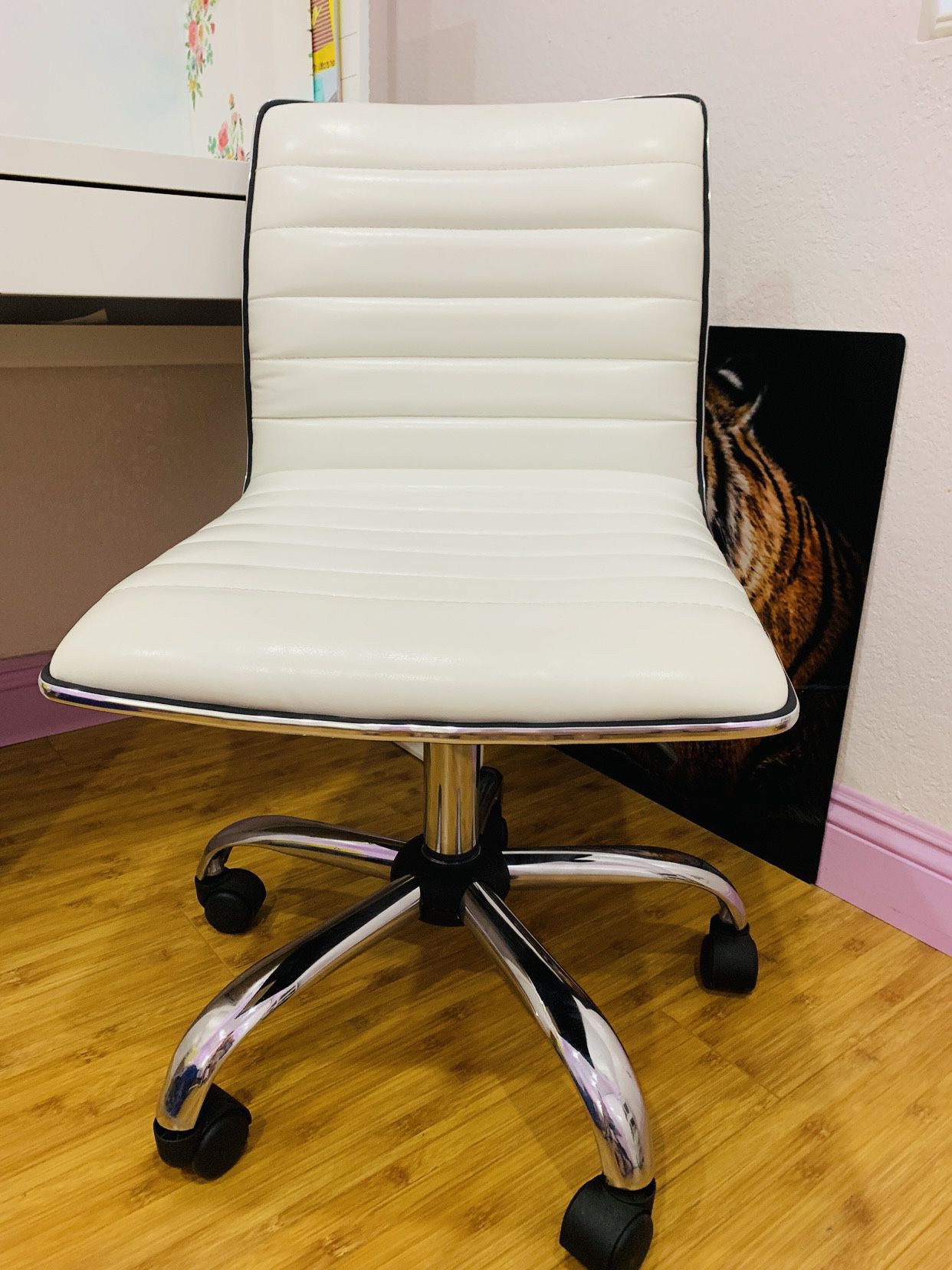White computer desk chair
