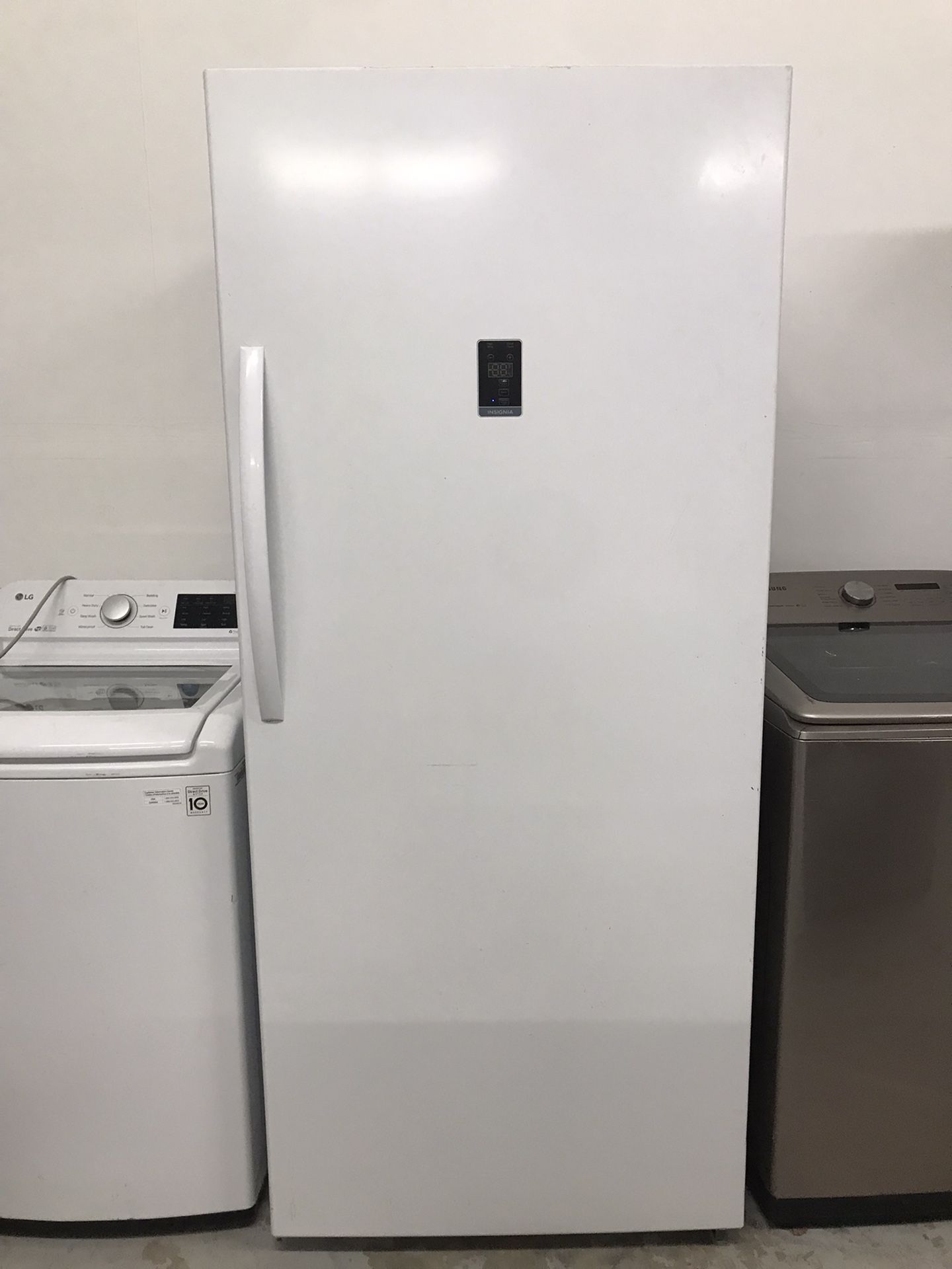 FREZZER AND REFRIGERATOR