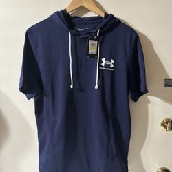 MENS BRAND NEW UNDER ARMOUR SHORT SLEEVE HOODIE SHIRT SIZE MEDIUM (FITS LIKE A LARGE) NAVY