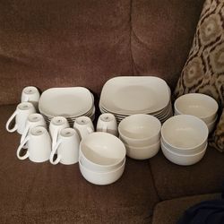 Porcelain Dinnerware Set Service For 8. 32 Pieces Total 