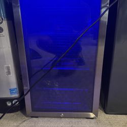 Danby 3.1 Cu. FT Mini Fridge Beverage Center With adjustable Shelves 