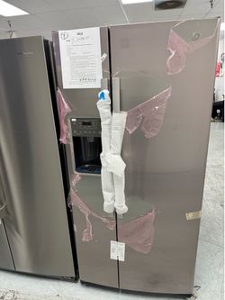 GE 33” side by side refrigerator with water and ice