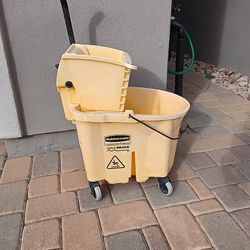 Rubbermaid mop bucket nice condition cash only please