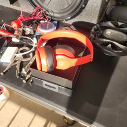 Brand New BEATS SOLO WIRELESS 3 (RARE RED) 