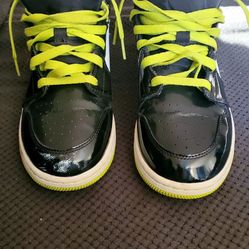 Air Jordan 1 Mid Black/Green – Women’s 8 (6.5Y)