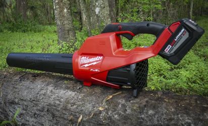 Milwaukee M18 FUEL Blower W/ one Battery. CASH ONLY PLEASE