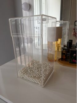 Storage make up brushes with pearls