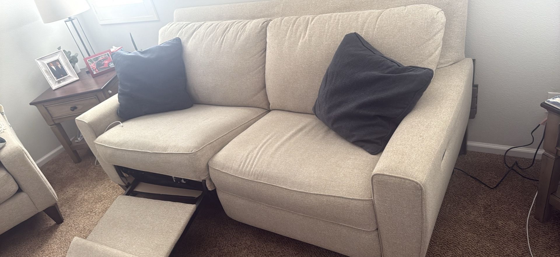 🛋️ FOR SALE: La-Z-Boy Dual Reclining Couch — Power Recliner with Bonus Cushions! 🛋️
