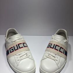 Gucci Ace Stripe Logo Sneakers. Low Top w/ Covers & Original Box. Men’s Size 10.5 Excellent Condition. 