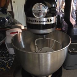Black Kitchen Aid Mixer 4.5 Qt.