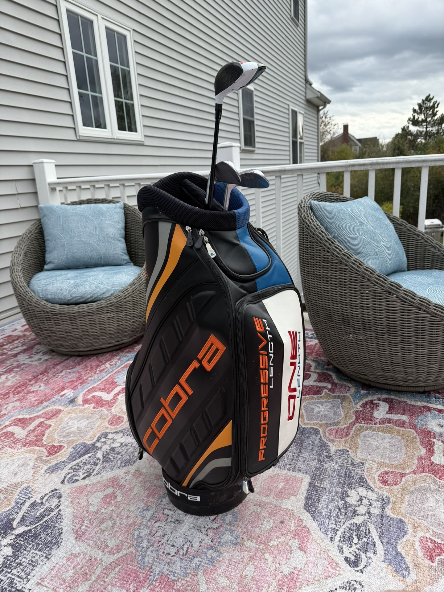 Cobra Pro Display Bag with 3 Clubs