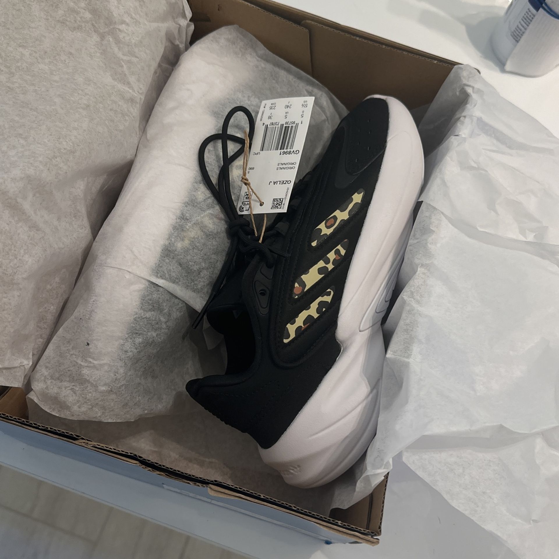 Adidas Ozelia J Size 5-5.5 New