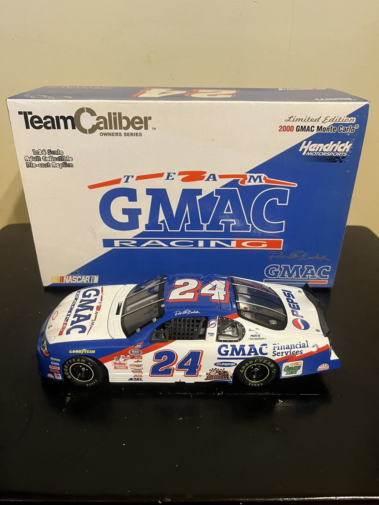 Team Caliber 2000 GMAC #24 Ricky Hendrick NASCAR 1:24 Diecast Car