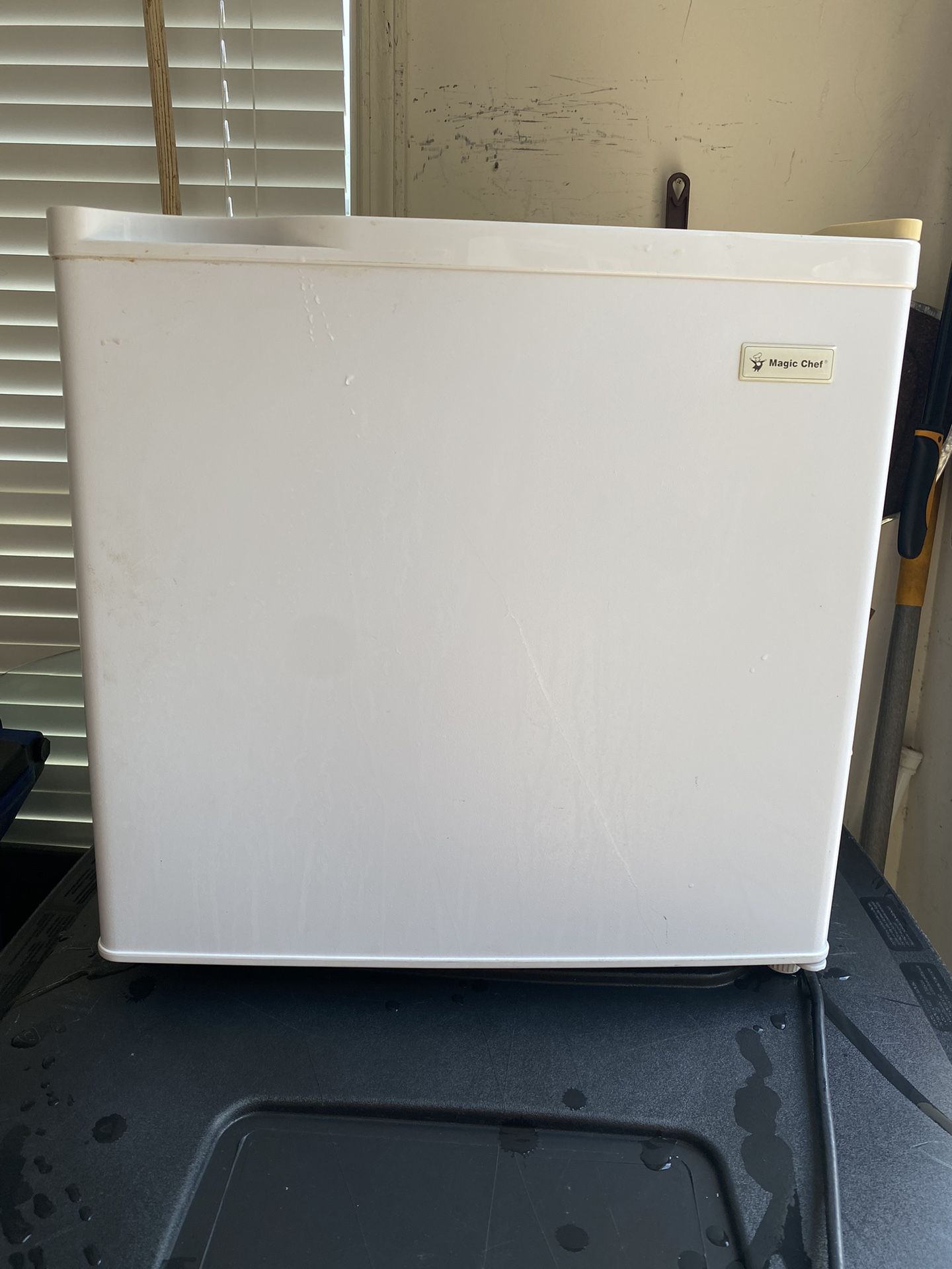 Dorm Fridge Magic Chef 1.7 Cu Ft w Freezer