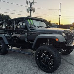 2017 Jeep Wrangler Unlimited Rubicon 4WD Lifted W/ 80k Miles 