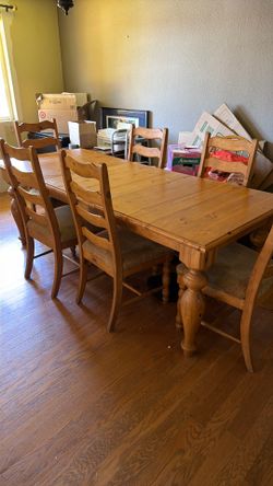 Pending Pickup — Free Dining table with 6 chairs
