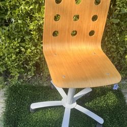 Swivel Chair With Oak Finish, Adjustable Height And 5 Wheel Steel Powder Coated Base With 5 Wheels For Stability