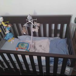 MATTRES INCLUDED Mahogany brown 3 in 1 crib 3 Excellent mobiles ,mattress crib bumpers,and sheets