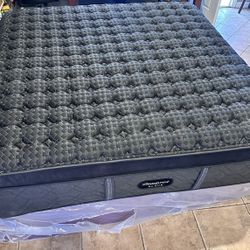 California King Size Bed  New Black BeautyRest Mattress 