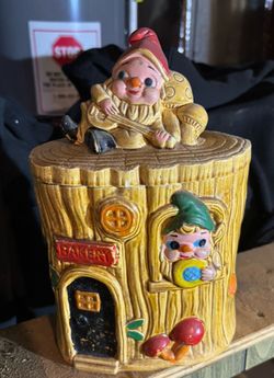 Vintage Gnome Bakery Tree Stump Cookie Jar