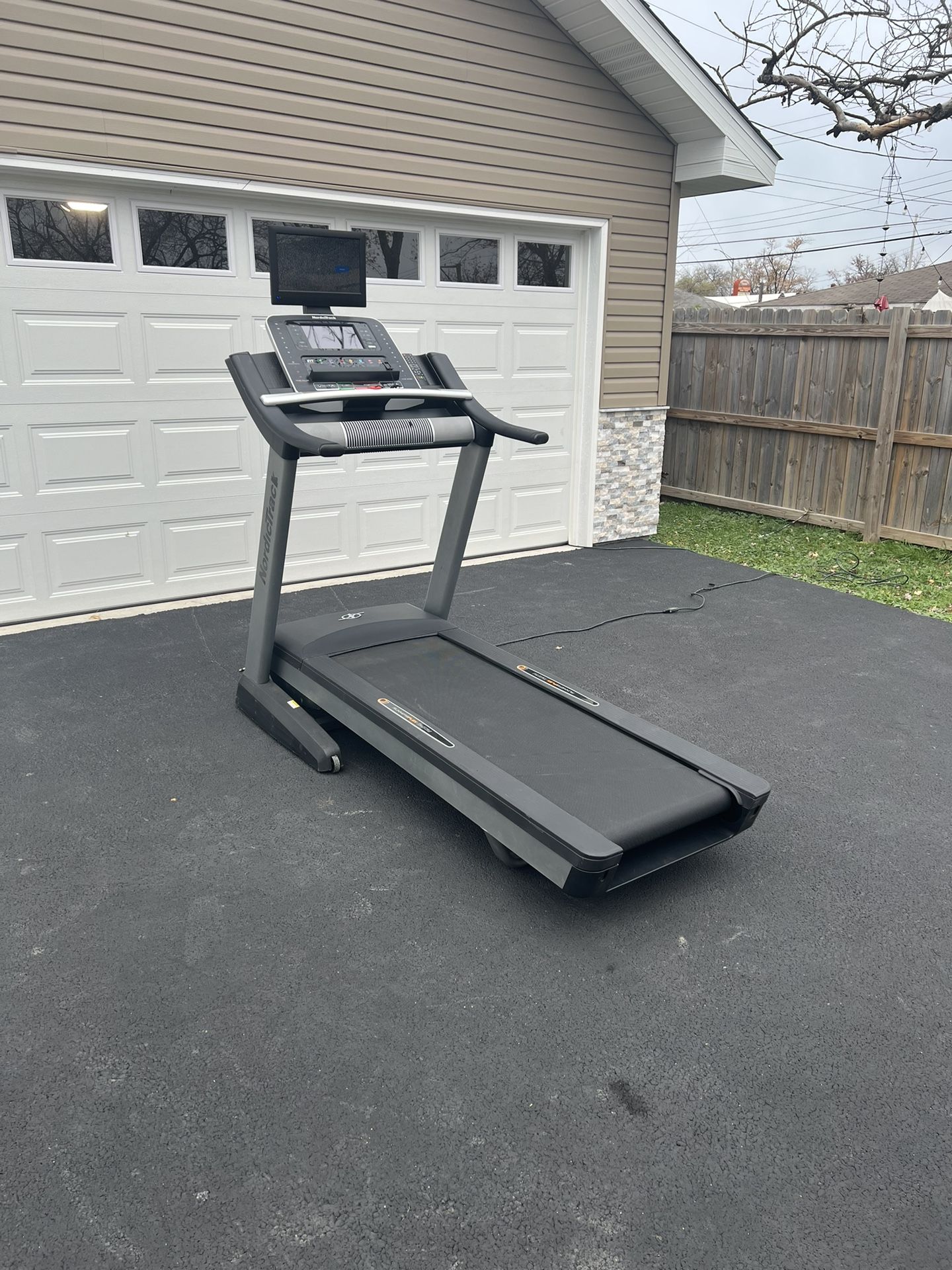 Nordic Track 2450 Double Screen Treadmill